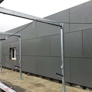Dat gevelbekleding van HPL erg praktisch is, heeft ook een Duitse wasstraatondernemer ervaren. Hij gebruikte 2ekeus HPL platen voor de bekleding van zijn wasgelegenheid. Toegepast bij dit project: HPL middengrijs 8mm