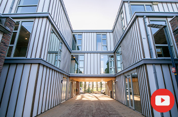 De volledige gevel van het nieuwe tehuis in Terborg is voorzien van B-keus materiaal. Met een prachtig resultaat! Wit met een dikte van 6 mm en Middengrijs, eveneens 6 mm dik.